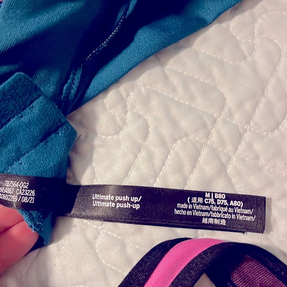 Victoria Secret Sports Bra size small and medium but both fit about the same. - Picture 5 of 6